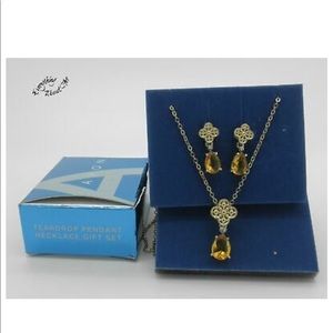 Gold earring and necklace set